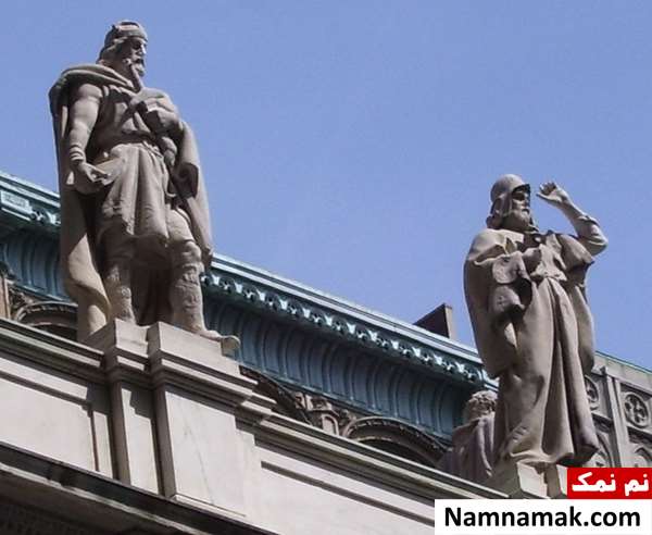 تندیس زرتشت (سمت راست) بر فراز ساختمان دادگاه عالی نیویورک