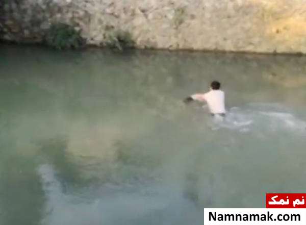 لحظه نجات دختر بچه 3 ساله شناور در رودخانه! لحظه نجات دختر بچه 3 ساله شناور در رودخانه!
