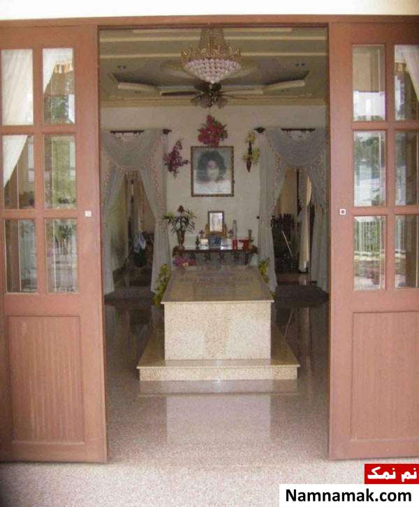 قبر وسط سالن پذیرایی ویلایی مجلل