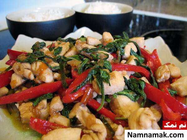 طرز تهیه مرغ و ریحان سرخ شده تایلندی