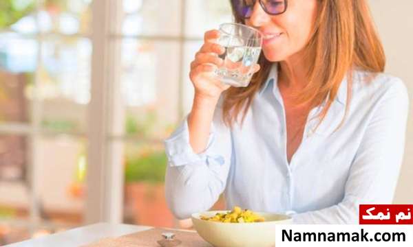 عوارض خوردن آب مضرات خوردن آب با غذا