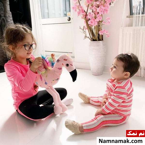 عکسی از دختران شاهرخ استخری