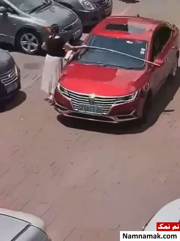 دقت راننده جوان برای پارک کردن ماشین