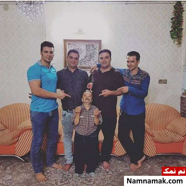 عکسی از اسدالله یکتا در کنار پسرانش