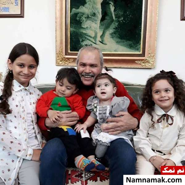 مختار سائقی و نوه هایش مختار سائقی در کنار نوه هایش