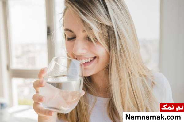 مرطوب نگه داشتن دور چشم با نوشیدن آب