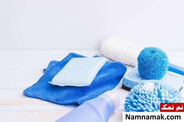 تمیز کردن کاغذ دیواری شستشوی کاغذ دیواری با اسفنج نرم