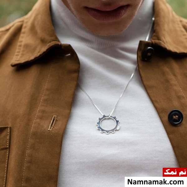گردنبند روی لباس یقه اسکی مردانه