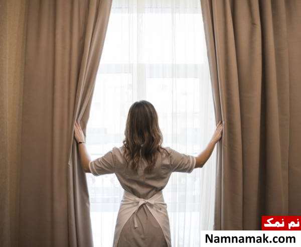 پرده های ضخیم جلوگیری از ورود هوای سرد از پنجره ها با پرده