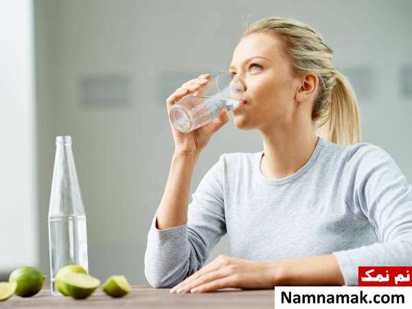 نوشیدن آب برای جلوگیری از چروک دور چشم