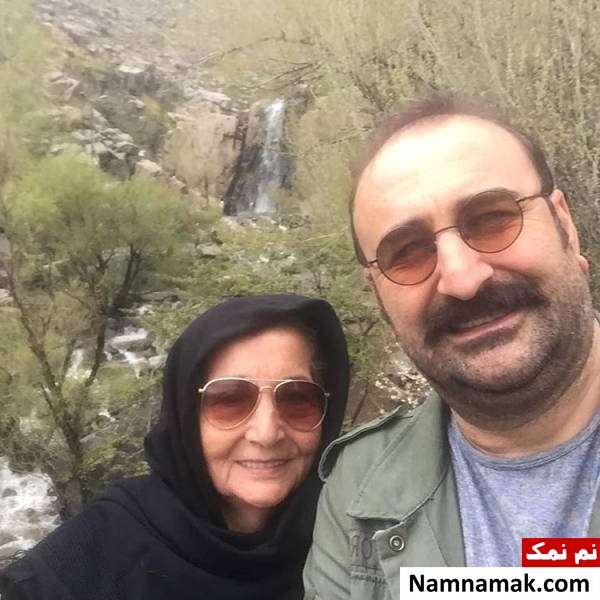 مهران احمدی و مادرش مهران احمدی در کنار مادرش