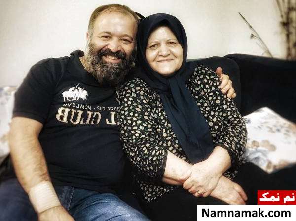 سید علی صالحی و مادرش عکسی از سید علی صالحی در کنار مادرش