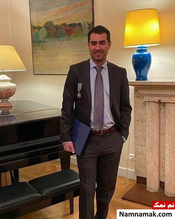شهاب حسینی نشان شوالیه فرانسه در دستان شهاب حسینی