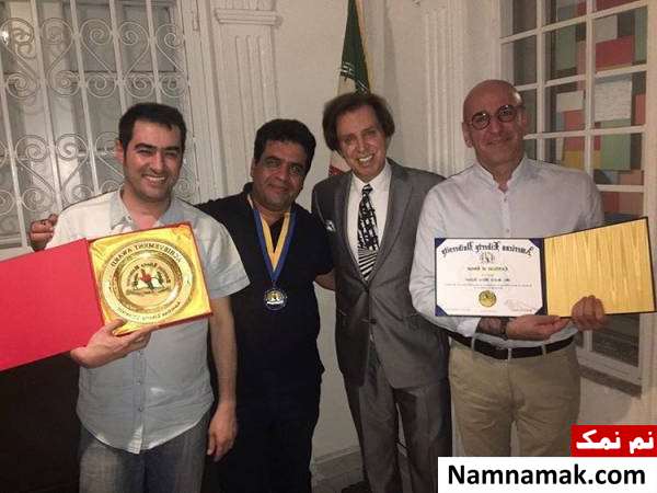 شهاب حسینی و صالح میرزا آقایی مدال طلای بهترین دستاورد هنری دانشگاه کالیفرنیا در دستان شهاب حسینی