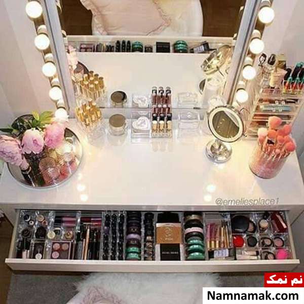 چیدن لوازم آرایش روی میز و داخل کشو
