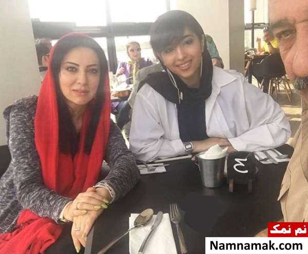 سلفی علی اوسیوند با همسر و دخترش