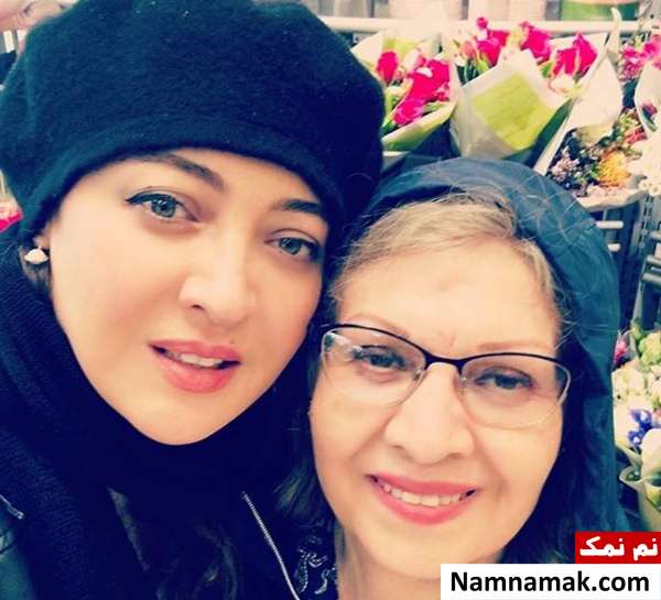 نیکی کریمی در کنار مادرش