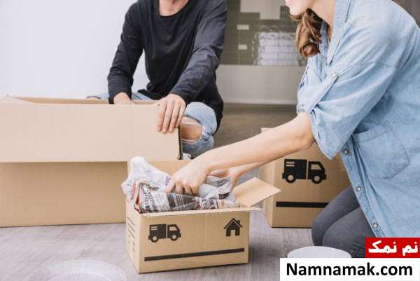 روزنامه پیچ کردن وسایل بسته بندی ظروف با روزنامه