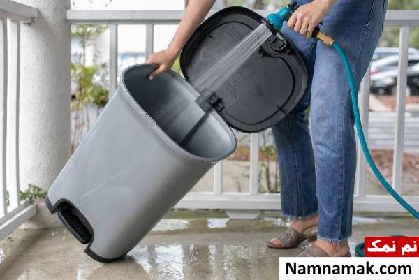 شستن سطل زباله شستن سطل زباله برای رفع بوی بد آشپزخانه