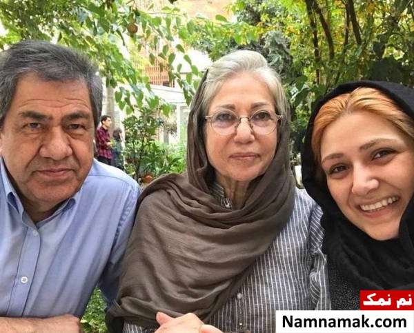 باران کوثری و پدر و مادرش باران کوثری در کنار پدر و مادرش