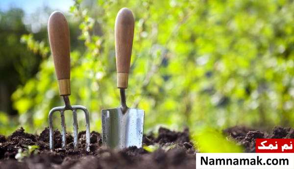آماده کردن و مراقبت هایی پاییزی از باغچه متراکم کردن خاک باغچه