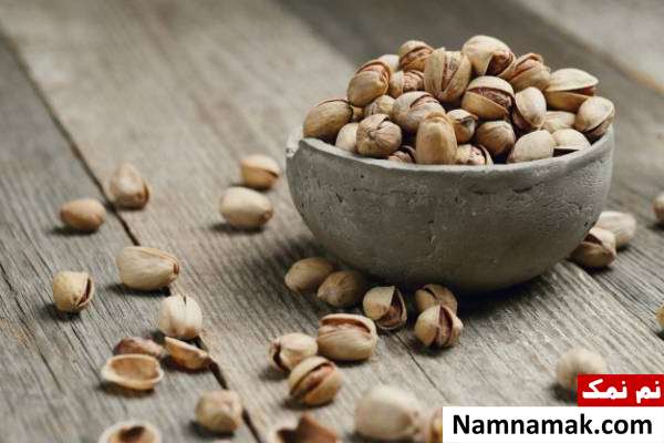 خندان کردن پسته با چکش