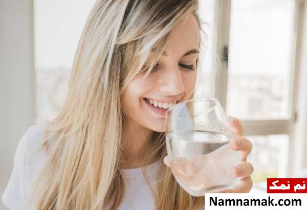 نوشیدن آب برای درمان ترک شدن پوست و خشکی پوست