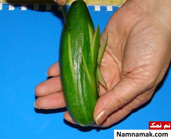 آموزش تصویری تزیین خیار و گوجه به شکل گل
