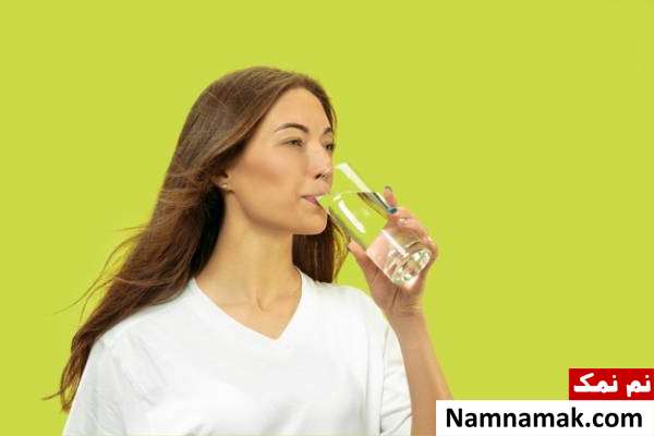 دلیل خشکی پوست دور چشمم چیه؟ + درمان فوری نوشیدن آب برای پیشگیری از خشکی پوست