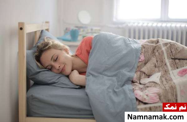 مضرات خوابیدن با لباس گرم