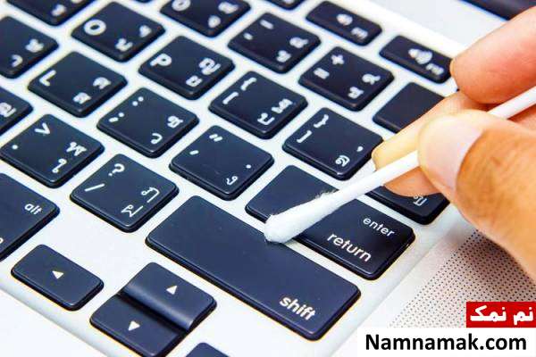 تمیز کردن صفحه کلید یک مک بوک