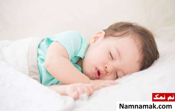 دلیل خروپف نوزاد + علائم نگران کننده و راه حل تفاوت خروپف با نرمی حنجره