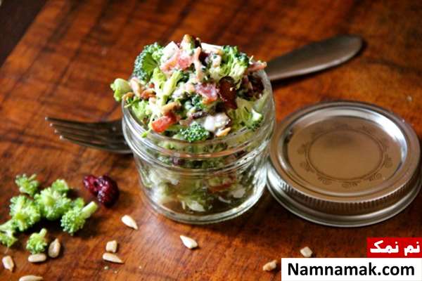 طرز تهیه سالاد کلم بروکلی با تخمه آفتابگردان