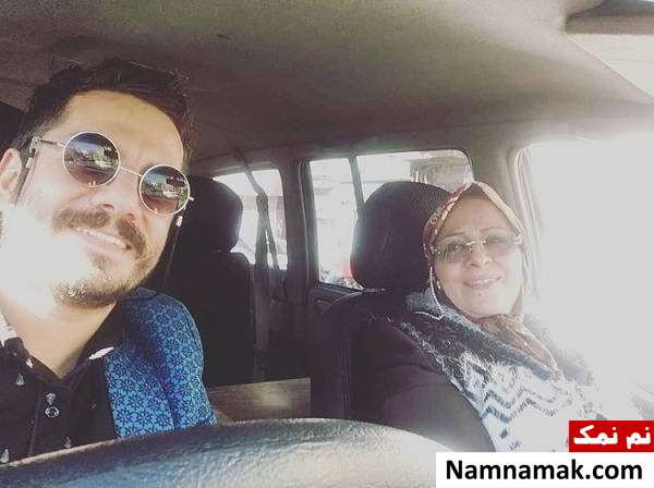 عباس غزالی در کنار مادرش