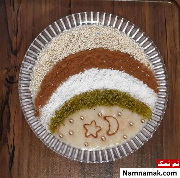 تزیین حلیم با کنجد و دارچین و پودر نارگیل