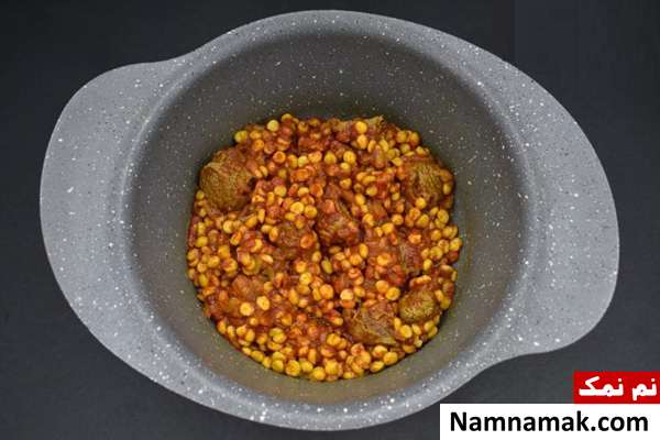 اضافه کردن لپه و رب به مواد خورش قیمه