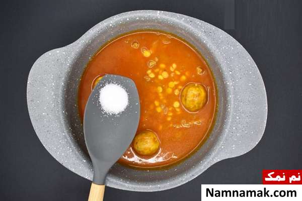 اضافه کردن نمک به خورش قیمه