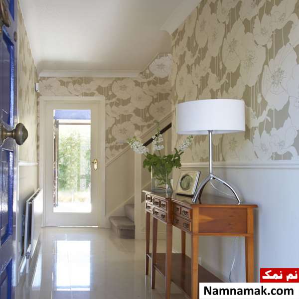راهرو و راه پله ای که نیم پایینی دیوارهای آن به رنگ سفید است و نیم بالایی دیوارهای آن دارای کاغذ دیواری گلدار و کلاسیک می باشد