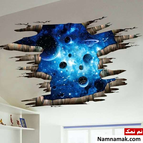 اتاق کودک که روی سقف آن استیکر سه بعدی با طرح فضا و سیاره های مختلف نصب شده است