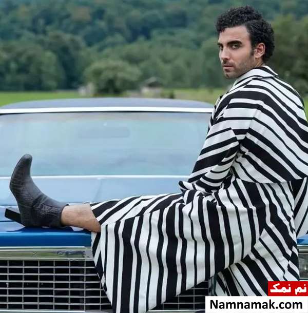 محمد صادقی با لباس زنانه