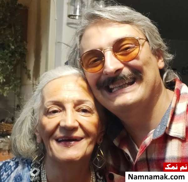 مادر وحید منوچهری در کنار برادرش