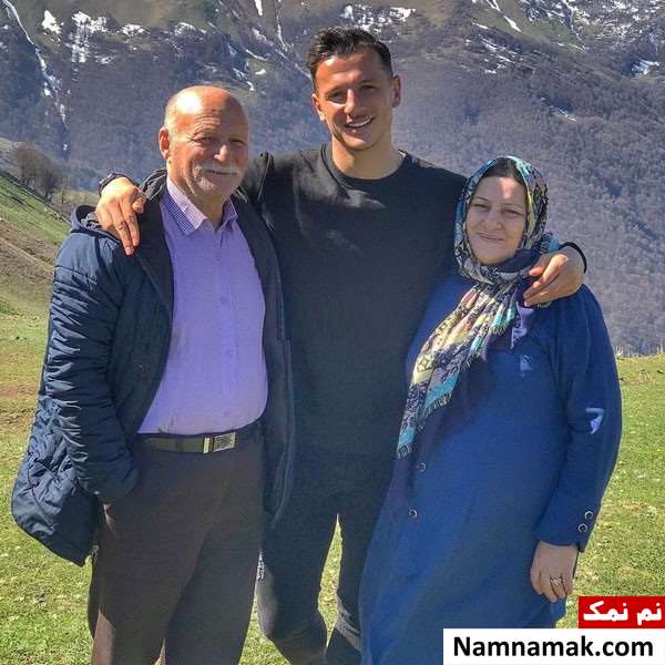 آرمان رمضانی و پدر و مادرش
