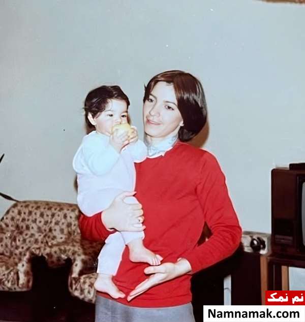 زندگینامه سارا محدثی و همسرش کودکی سارا محدثی در آغوش مادرش