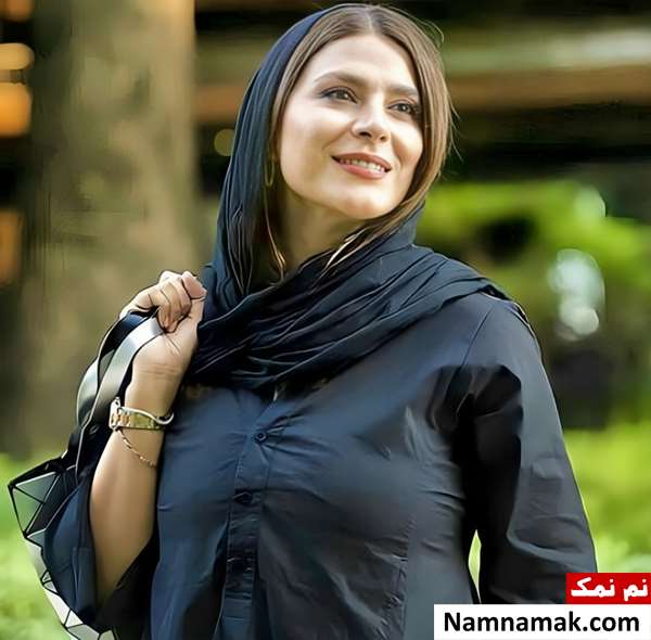 بوسیدن سحر دولتشاهی توسط رامبد جوان
