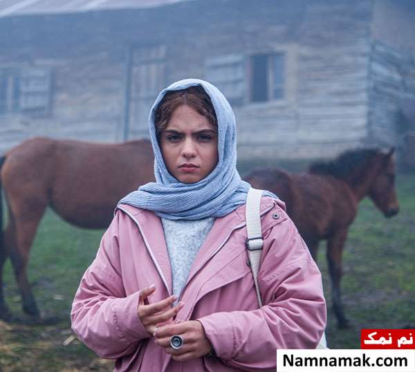 سارا حاتمی در فیلم آبی روشن