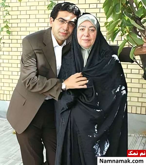 فرزاد حسنی در کنار مادرش