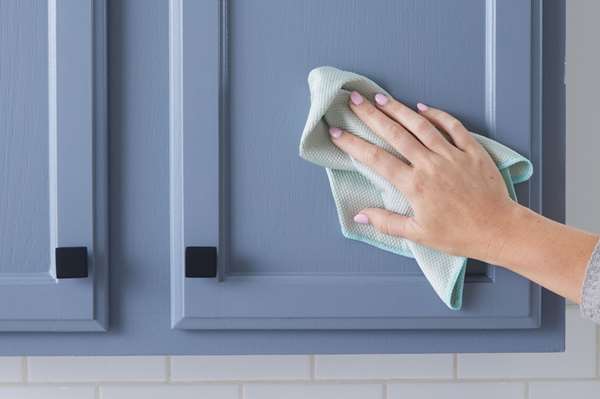راهنمای تمیز کردن کابینت های گلاس و ترفند های جذاب و کاربردی تمیز کردن کابینت های گلاس