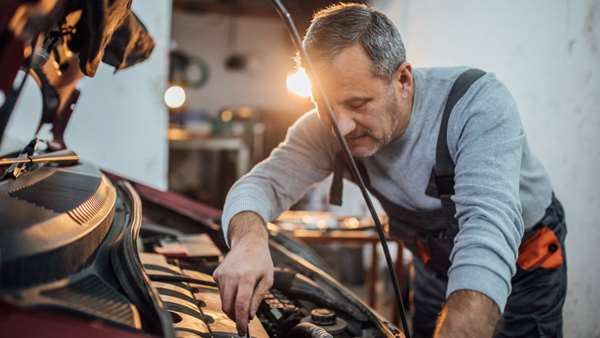 ویژگی ها و انواع لباس کار مکانیکی ویژگی ها و انواع لباس کار مکانیکی