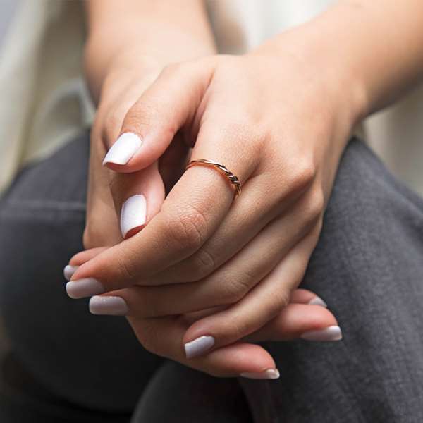 نمونه حلقه طلا تاب خورده دخترانه سبک