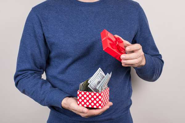 هدایای سازمانی نوروزی; هدیه نقدی یا هدیه غیر نقدی؟